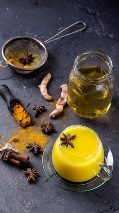 ਕਿਹੜਾ ਜ਼ਿਆਦਾ ਸਿਹਤਮੰਦ ਹੈ, ਹਲਦੀ ਵਾਲਾ ਦੁੱਧ ਜਾਂ ਪਾਣੀ?