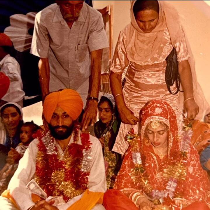 ਇਨ੍ਹਾਂ ਤਸਵੀਰਾਂ ਨੂੰ ਸ਼ੇਅਰ ਕਰਦਿਆਂ ਗੀਤਾਜ ਨੇ ਇਹ ਵੀ ਦੱਸਿਆ ਕਿ ਉਸ ਦੇ ਮਾਪਿਆਂ ਦੀ ਪਹਿਲੀ ਮੁਲਾਕਾਤ ਕਿੱਥੇ ਹੋਈ ਸੀ।