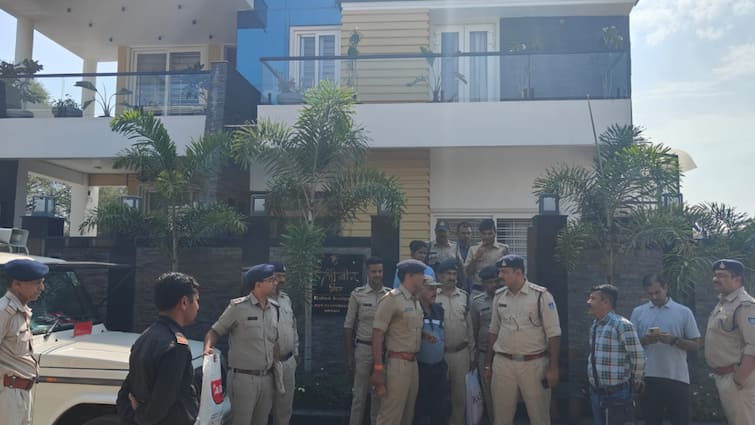 Indore Municipal Corporation 125 crore fake bill Scam police raided contractors houses ann इंदौर नगर निगम में 107 करोड़ रुपये के घोटाले का आरोप, पुलिस ने बरामद किए कई अहम दस्तावेज