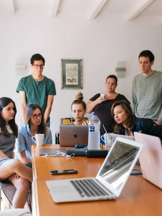 ये हेल्पलाइन नंबर महिलाओं के लिए हैं खास