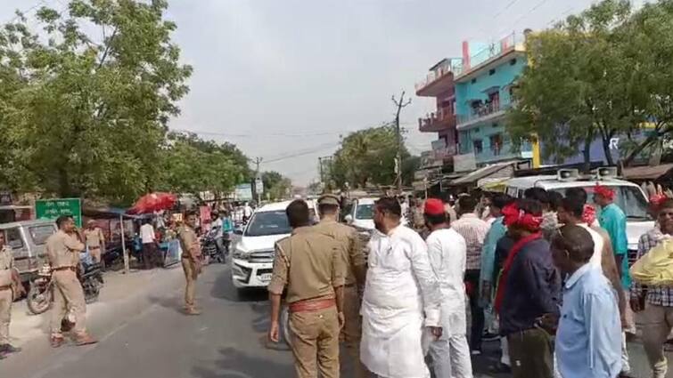 India alliance Kushinagar candidate Ajay Singh Sainthwar took out road show administration seized many vehicles ann Lok Sabha Election 2024: INDIA गठबंधन के प्रत्याशी का रोड शो, पुलिस के साथ हुई बहस, कई गाड़ियां सीज