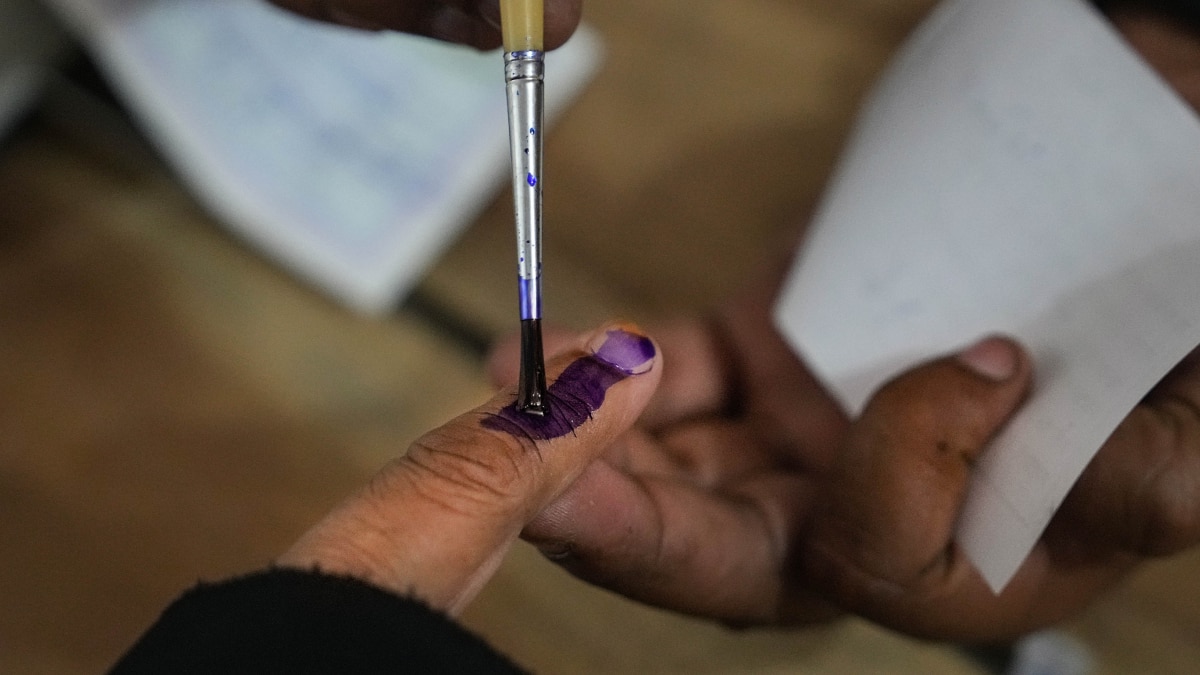 Delhi Lok Sabha Elections 2024  Noida Ghaziabad Voting Reveals Rural Voter Shows More Interest Voting 