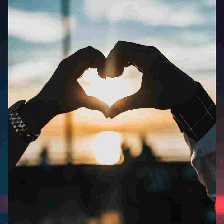 ਇਹ ਜਾਣਨਾ ਥੋੜ੍ਹਾ ਮੁਸ਼ਕਲ ਹੋ ਸਕਦਾ ਹੈ ਕਿ ਤੁਹਾਡਾ ਪਾਰਟਨਰ ਤੁਹਾਨੂੰ ਸੱਚਮੁੱਚ ਪਿਆਰ ਕਰਦਾ ਹੈ ਜਾਂ ਨਹੀਂ, ਪਰ ਕੁਝ ਅਜਿਹੇ ਸੰਕੇਤ ਹਨ ਜਿਨ੍ਹਾਂ ਦੁਆਰਾ ਤੁਸੀਂ ਇਹ ਪਤਾ ਲਗਾ ਸਕਦੇ ਹੋ ਕਿ ਤੁਹਾਡਾ ਪਾਰਟਨਰ ਤੁਹਾਨੂੰ ਸੱਚਮੁੱਚ ਪਿਆਰ ਕਰਦਾ ਹੈ ਜਾਂ ਸਿਰਫ ਸਮਾਂ ਲੰਘ ਰਿਹਾ ਹੈ। ਜੇਕਰ ਤੁਸੀਂ ਇਹ ਜਾਣਨਾ ਚਾਹੁੰਦੇ ਹੋ ਕਿ ਤੁਹਾਡਾ ਪਾਰਟਨਰ ਸਿਰਫ਼ ਤੁਹਾਡਾ ਹੈ ਤਾਂ ਤੁਹਾਨੂੰ ਉਸ ਦੀਆਂ ਕੁਝ ਆਦਤਾਂ ਵੱਲ ਧਿਆਨ ਦੇਣ ਦੀ ਲੋੜ ਹੈ।