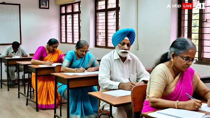 वही, तस्वीरों में देखा जा सकता है कि किस तरह बुजुर्ग लोग सभी रूल्स को फॉलो करते हुए परीक्षा दे रहे हैं. उनके हाथ में पेन है और डेस्क पर पेपर रखा है. जिसे वे हल कर रहे हैं.