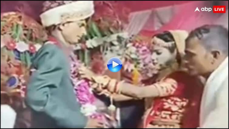 unique wedding video get viral among people which made them crazy Unique Wedding: वरमाला पहनाने के लिए दूल्हे ने कर दिया कुछ ऐसा, देखकर नहीं रुकेगी आपकी हंसी​