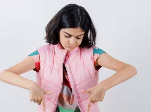 ਵਿਟਾਮਿਨ ਡੀ ਨਾ ਸਿਰਫ਼ ਸਾਡੀਆਂ ਹੱਡੀਆਂ ਲਈ ਜ਼ਰੂਰੀ ਹੈ, ਸਗੋਂ ਇਹ ਸਾਡੇ ਮੂਡ ਨੂੰ ਵੀ ਪ੍ਰਭਾਵਿਤ ਕਰਦਾ ਹੈ। ਖਾਸ ਕਰਕੇ ਬੱਚਿਆਂ ਵਿੱਚ ਇਸ ਵਿਟਾਮਿਨ ਦੀ ਕਮੀ ਉਨ੍ਹਾਂ ਦੀ ਚਿੜਚਿੜਾਪਨ ਦਾ ਕਾਰਨ ਬਣ ਸਕਦੀ ਹੈ।