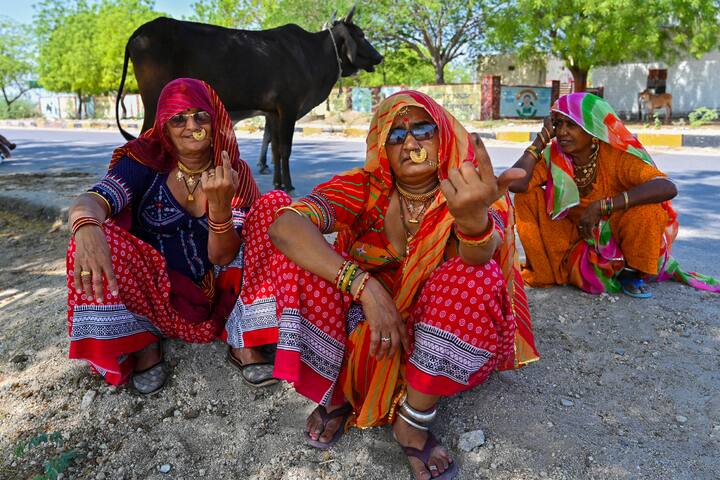 इसके अलावा, जयपुर में 63.68, जयपुर रूरल में 56.70, झुंझुनू में 52.93, करौली-धौलपुर में 49.59, नागौर में 57.23 और सीकर में 57.53 प्रतिशत वोट डाले गए.