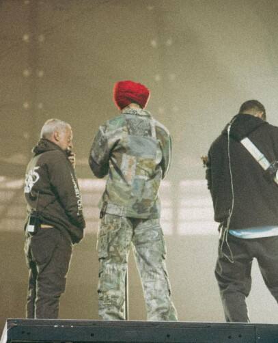 ਜਾਣਕਾਰੀ ਦੇ ਮੁਤਾਬਕ ਦਿਲਜੀਤ ਦੀ ਕੈਨੇਡਾ 'ਚ ਜ਼ਬਰਦਸਤ ਫੈਨ ਫਾਲੋਇੰਗ ਹੈ, ਇਸ ਦੀ ਇੱਕ ਵਜ੍ਹਾ ਇਹ ਵੀ ਹੈ ਕਿ ਉੱਥੇ ਜ਼ਿਆਦਾ ਗਿਣਤੀ 'ਚ ਪੰਜਾਬੀ ਵੱਸਦੇ ਹਨ। ਇਹ ਵੀ ਦੱਸ ਦਈਏ ਕਿ ਕੈਨੇਡਾ ਦੇ ਟਾਈਮ ਮੁਤਾਬਕ 27 ਅਪ੍ਰੈਲ ਨੂੰ ਸ਼ਾਮੀਂ ਸਾਢੇ 6 ਵਜੇ ਦਿਲਜੀਤ ਦਾ ਸ਼ੋਅ ਸ਼ੁਰੂ ਹੋਵੇਗਾ। ਇਸ ਸ਼ੋਅ ਦੀ ਟਿਕਟ 44 ਡਾਲਰ (2600 ਰੁਪਏ) ਤੋਂ ਸ਼ੁਰੂ ਹੋ ਕੇ 374 ਕੈਨੇਡੀਅਨ ਡਾਲਰ (22, 799.18 ਰੁਪਏ) ਤੱਕ ਹੈ। ਦੂਜੇ ਪਾਸੇ ਦਿਲਜੀਤ ਖੁਦ ਵੀ ਆਪਣੇ ਇਸ ਸ਼ੋਅ ਨੂੰ ਲੈਕੇ ਕਾਫੀ ਐਕਸਾਇਟਡ ਨਜ਼ਰ ਆ ਰਹੇ ਹਨ। ਇਸ ਬਾਰੇ ਉਹ ਲਗਾਤਾਰ ਸੋਸ਼ਲ ਮੀਡੀਆ 'ਤੇ ਪੋਸਟਾਂ ਸ਼ੇਅਰ ਕਰਦੇ ਰਹਿੰਦੇ ਹਨ।