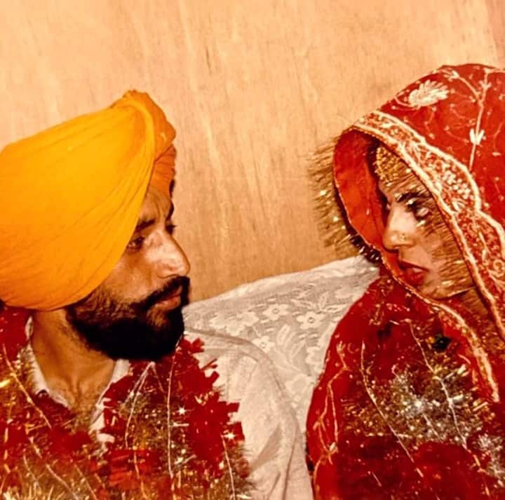 ਸੁਰਜੀਤ ਬਿੰਦਰੱਖੀਆ ਦਾ ਵਿਆਹ 90 ਦੇ ਦਹਾਕਿਆਂ 'ਚ ਹੋਇਆ ਸੀ ਤੇ 90 ਦੇ ਦਹਾਕਿਆਂ 'ਚ ਹੀ ਬਿੰਦਰੱਖੀਆ ਦਾ ਗਾਇਕੀ ਦਾ ਕਰੀਅਰ ਵੀ ਸ਼ੁਰੂ ਹੋਇਆ ਸੀ।