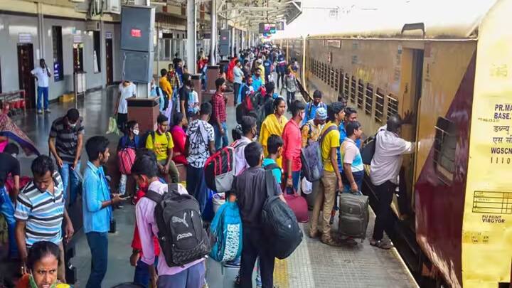 भारतीय रेलवे में रोजाना 2.5 करोड़ के करीब यात्री सफर करते हैं. रोजाना करीब 13 हजार से ज्यादा यात्री ट्रेनें भारत में संचालित होती हैं.