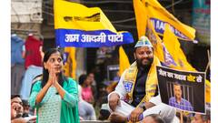 दिल्ली में सुनीता केजरीवाल ने संभाली AAP की चुनावी कमान, रोड शो में कहा- 'सभी लोग तानाशाही हटाने...'