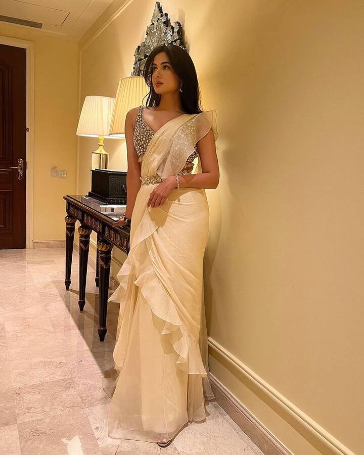 એક્ટ્રેસ સાડી લૂકમાં ખૂબ જ હોટ લાગી રહી છે. ચાહકો પણ તેના કાતિલ અંદાજને પસંદ કરી રહ્યા છે.