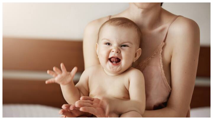 भावनात्मक जुड़ाव बढ़ता है: माता-पिता की त्वचा से सीधे त्वचा का संपर्क बच्चे के साथ गहरा रिश्ता बनाने में मदद करता है.