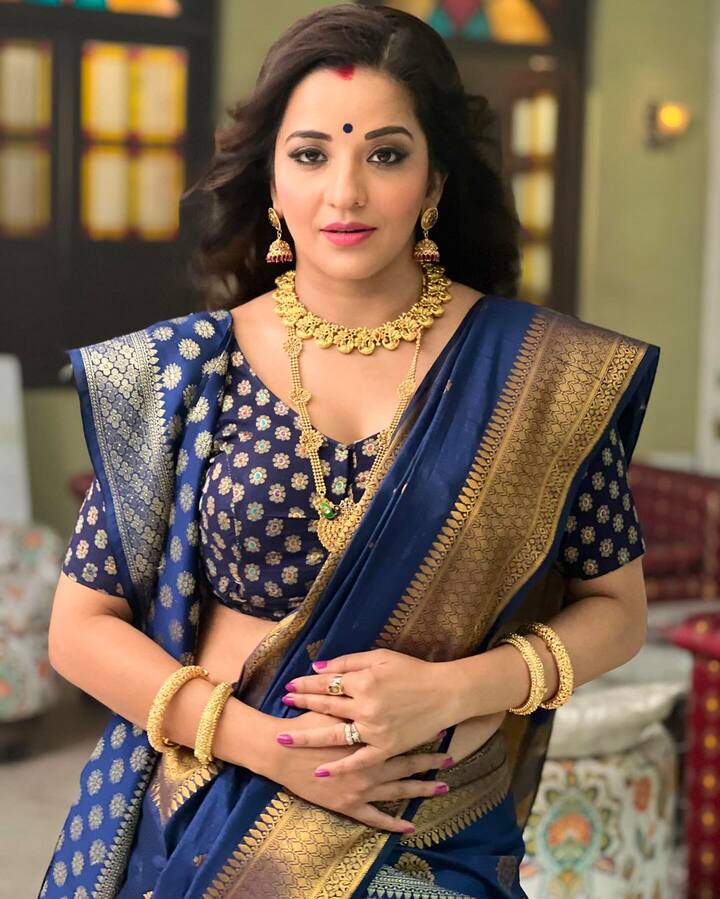  આ તસવીરોમાં મોનાલિસા સાડી  પહેરીને એવી રીતે પોઝ આપી રહી છે કે જોનારા પણ દંગ રહી જાય.