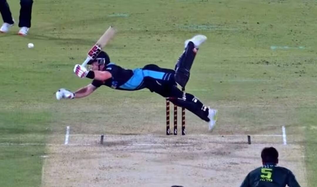 આવી બેટિંગ ક્યારેય નહીં જોઈ હોય! ન્યૂઝીલેન્ડના બેટ્સમેન શોટ રમવા માટે મારી ડાઇવ, જુઓ Video Video, New Zealand's batsman dived to play a shot, but still slipped આવી બેટિંગ ક્યારેય નહીં જોઈ હોય! ન્યૂઝીલેન્ડના બેટ્સમેન શોટ રમવા માટે મારી ડાઇવ, જુઓ Video