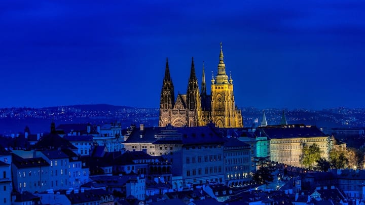 কিছু দেশ আবার একটিমাত্র রাজধানীর পরিপন্থী। যেমন, বলিভিয়ার দু’টি রাজধানী রয়েছে। লা পাজ প্রশাসনিক রাজধানী, সাক্রে সাংবিধানিক রাজধানী। দক্ষিণ আফ্রিকার আবার তিনটি রাজধানী, প্রেটোরিয়া (প্রশাসনিক), কেপ টাউন (সংসদীয়) এবং ব্লুমফন্টেন (বিচার বিভাগীয়)। পিক্সাবে