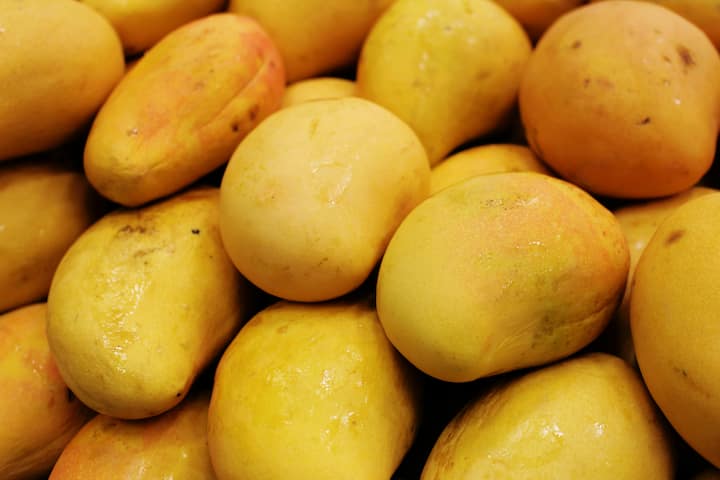 Mango seeds contain many vitamins, minerals and anti-oxidants, which make them very beneficial for health.  You can dry it and make powder, or even make butter or oil from it, from which you can get many amazing benefits (Photo credit: pexels)