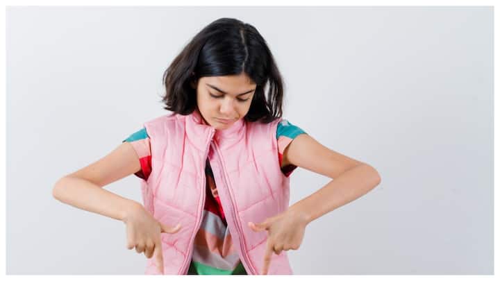 विटामिन D हमारे शरीर में कैल्शियम को सोखने में मदद करता है, जो हड्डियों को मजबूत बनाता है।.इसके अलावा, यह विटामिन हमारे नर्वस सिस्टम, मांसपेशियों और इम्यून सिस्टम के सही कामकाज के लिए भी जरूरी है. जब बच्चों में यह विटामिन कम होता है, तो उनमें चिड़चिड़ापन और अन्य मानसिक समस्याएं देखी जा सकती हैं.