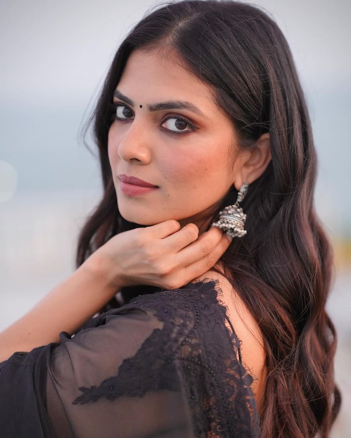 She opted for subtle makeup with kohl lined eyes and a pastel lip shade.