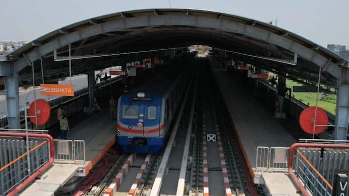 ইতিমধ্য়েই নিউ গড়িয়া থেকে রুবি পর্যন্ত ৫.৪ কিলোমিটার অংশে মেট্রো চলাচল করছে।