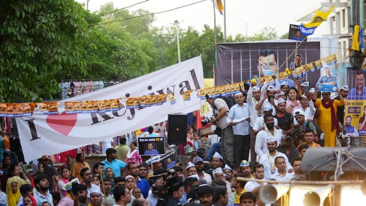 aap-walk-for-kejriwal-arvind-kejriwal-aam-aadmi-party-walkathon-lok-sabha-elections 'Jail Ka Jawaab Vote Se': AAP Holds Walkathon In Delhi Amid Campaign Against Kejriwal's Arrest – WATCH