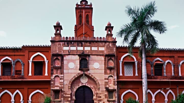 Aligarh Muslim University AMU students going on leave will have to vacate hostels ann Ann AMU ने जारी किया हॉस्टल खाली करने का आदेश, कहा- 'छुट्टी पर जाने वाले छात्रों को…'