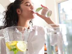 சாப்பிடும் போது இந்த தவறுகளை மட்டும் நிச்சயம் செய்யாதீர்கள்!