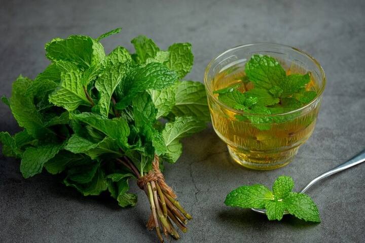 पुदीने की पत्तियों को पानी में उबालकर ठंडा होने पर छान ले, इस पानी को रुई की मदद से चेहरे पर लगाएं.