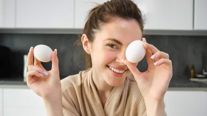 Beauty Tips:  चेहरे को चमकदार बनाने के लिए लोग कई प्रयास करते हैं. ऐसे में अगर आप भी अपने चेहरे को चमकदार बनाना चाहते हैं, तो अंडे का इस्तेमाल कर सकते हैं.