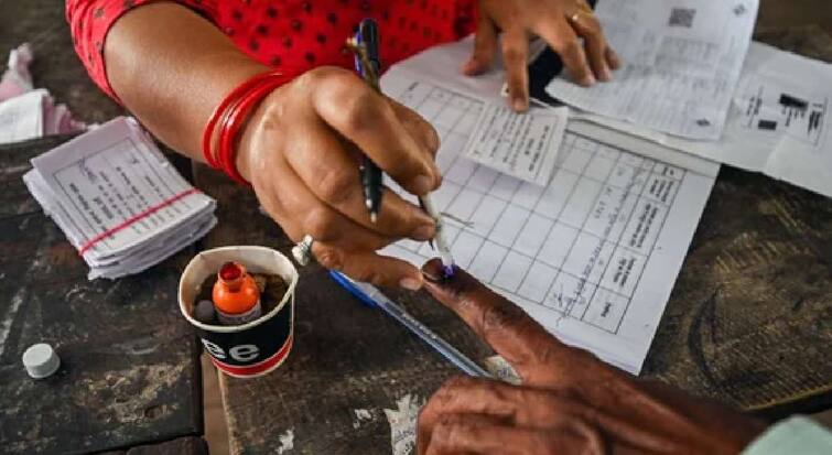 Yavatmal Washim Lok Sabha constituenc elections 2024 voting percentage increased in akola but 324 couples got married on polling day maharashtra marathi news Yavatmal Washim Lok Sabha Election : मतदानाच्या दिवशीच तब्बल 324 जोडप्यांचा लग्न समारंभ; मतदानाच्या टक्केवारीला थेट फटका?