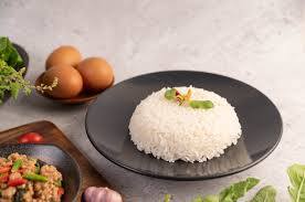चावल: पके हुए चावल को भी फ्रिज में रखने से बचना चाहिए. दरअसल, चावल में फंफूद तेजी और जल्दी से लग जाते हैं. ऐसे में अगर इन्हें फ्रिज में रखते भी हैं तो 24 घंटे से ज्यादा न रखें, वरना इसके बाद खाना जहरीला हो सकता है.