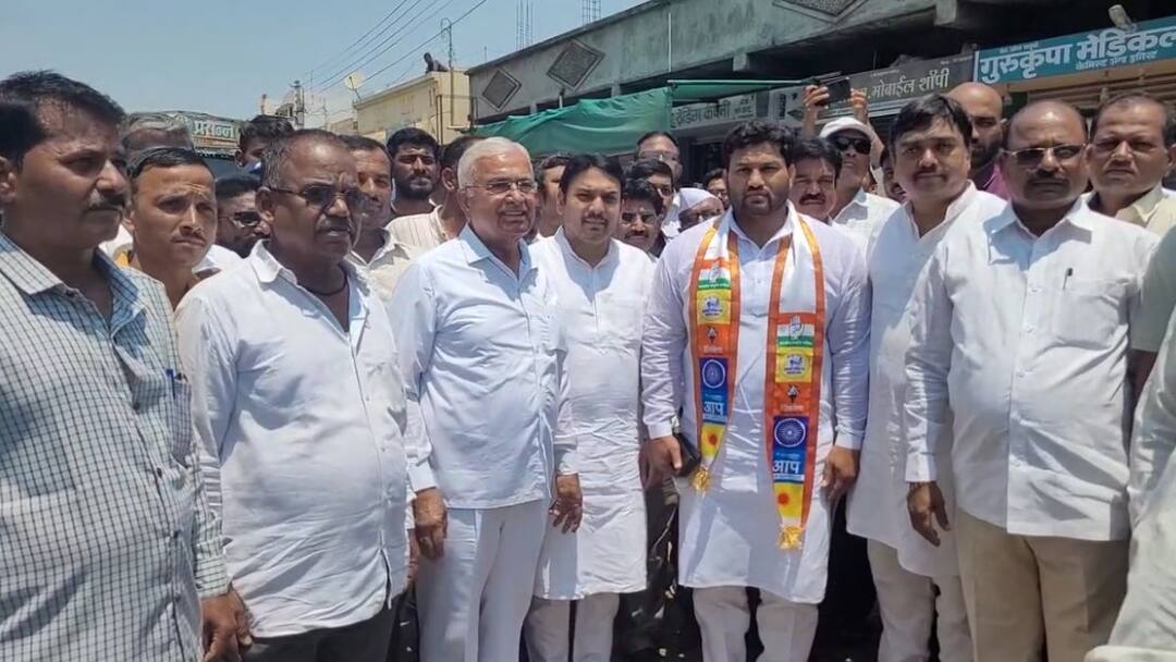 Vishwajeet Kadam : आमदार विश्वजित कदमांनी चंद्रहार पाटलांना घेऊन सुरू केला प्रचार; तिरंगी लढतीवर काय म्हणाले? Vishwajeet Kadam in the field for Chandrahar Patil after Maha vikas aghadi meeting what did he say on the three way fight in sangli Vishwajeet Kadam : आमदार विश्वजित कदमांनी चंद्रहार पाटलांना घेऊन सुरू केला प्रचार; तिरंगी लढतीवर काय म्हणाले?