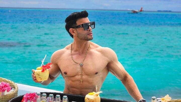 साहिल खान एक एक्टर और फिटनेस ट्रेनर हैं. वह Style और Excuse Me जैसी फिल्मों में काम भी कर चुके हैं. हालांकि, फिर वह एक्टिंग करियर छोड़कर फिटनेस एक्सपर्ट बन गए. वह अपने यूट्यूब चैनल और इंस्टाग्राम हैंडल्स से फिटनेस से जुड़े वीडियो शेयर करते रहते हैं.