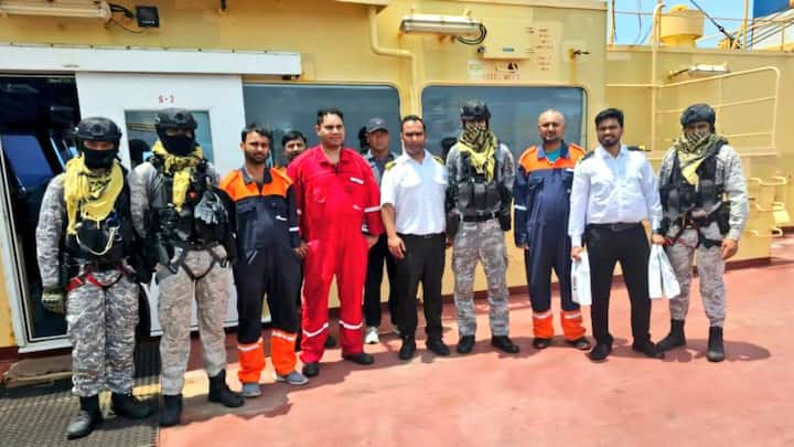 indian navy INS Kochi Responds Houthi Attack On MV Andromeda Star Oil Tanker In Red Sea Crew Including 22 Indians Safe Indian Navy: हूती विद्रोहियों पर फिर भारी पड़ी इंडियन नेवी! भारत आ रहे तेल टैंकर पर हमले को किया नाकाम, क्रू मेंबर्स को बचाया