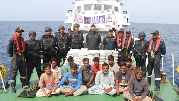 NCB ATS Action arrested 14 Pakistani with 90 kg drugs from Gujarat Coast International Maritime Boundary Line NCB और ATS का बड़ा एक्शन, गुजरात की समुद्री सीमा में 80 किलो ड्रग्स के साथ 14 पाकिस्तानी गिरफ्तार
