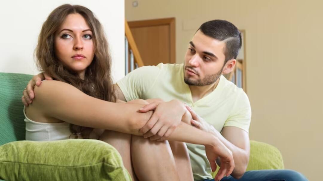 Are you also over possessive with your partner Fix your habits like this Relationship Advice: आप भी अपने पार्टनर के साथ हैं Over Possessive? आदतें ऐसे करें ठीक, रिश्ता हो सकता है खराब