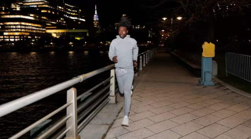 walking-before-bed-helps-to-regulate-the-body-circadian-rhythm Health: ਸੌਣ ਤੋਂ ਪਹਿਲਾਂ ਇੰਨੇ ਮਿੰਟ ਜ਼ਰੂਰ ਕਰੋ ਸੈਰ, ਸਰੀਰ 'ਚ ਨਜ਼ਰ ਆਉਣਗੇ ਆਹ ਬਦਲਾਅ