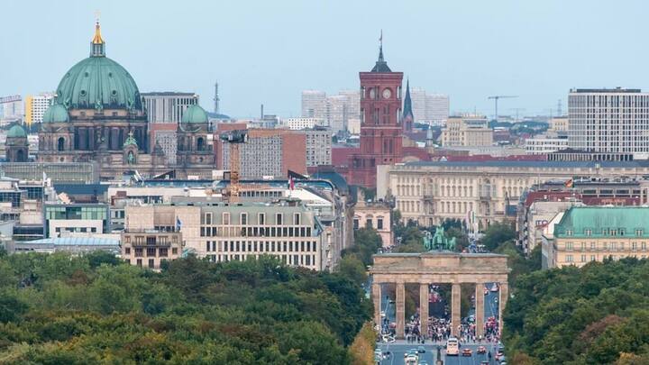 সাধারণত ভৌগলিক ভাবে দেশের মাঝামাঝি অবস্থিত কোনও জায়গাকেই রাজধানী বেছে নেওয়া হয়, যাতে উত্তর বা দক্ষিণ, পূর্ব বা পশ্চিমের প্রতি পক্ষপাতিত্ব ফুটে না ওঠে, যাতে সেখান থেকে গোটা দেশে শাসনকার্য চালানো সম্ভব হয়। পিক্সাবে