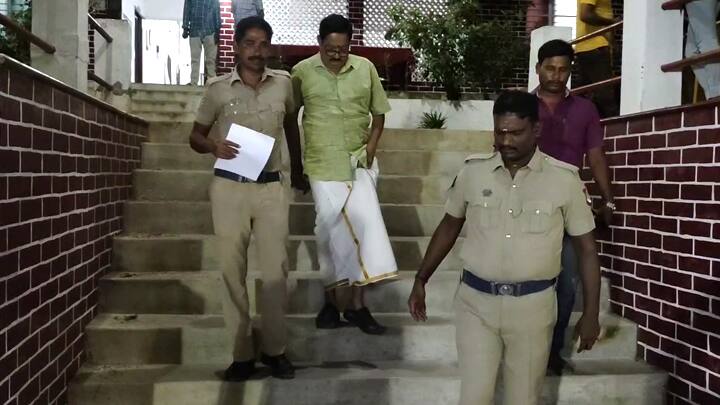 Palani Murugan Temple fake person who came to visit Palani Murugan Temple Sami claiming to be a district judge was arrested - TNN மாவட்ட நீதிபதி எனக்கூறி பழனி கோயிலில் சாமி தரிசனம் - போலி நபர் சிக்கியது எப்படி?