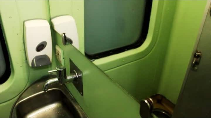 इसके साथ ही एसी फर्स्ट क्लास में अन्य कोचों के मुकाबले बेहतरीन वाॅशरूम होते हैं. इसके साथ ही कंबल और चादर भी बेहद अच्छे क्वालिटी के होते हैं. यानी कुलमिलाकर कहें तो सुविधाओं की वजह से इसका किराया ज्यादा लगता है.