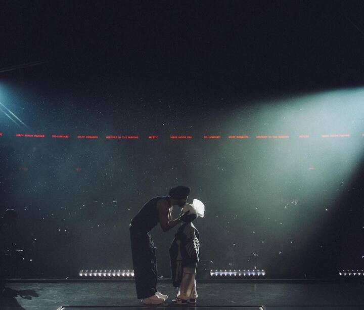 ਦਿਲਜੀਤ ਦੇ ਇਸ ਲਾਈਵ ਸ਼ੋਅ ਦੀਆਂ ਤਸਵੀਰਾਂ ਹੁਣ ਸੋਸ਼ਲ ਮੀਡੀਆ 'ਤੇ ਵਾਇਰਲ ਹੋ ਰਹੀਆਂ ਹਨ। ਦਿਲਜੀਤ ਨੇ ਇਨ੍ਹਾਂ ਤਸਵੀਰਾਂ ਨੂੰ ਆਪਣੇ ਸੋਸ਼ਲ ਮੀਡੀਆ ਹੈਂਡਲ 'ਤੇ ਸ਼ੇਅਰ ਕੀਤਾ ਹੈ।