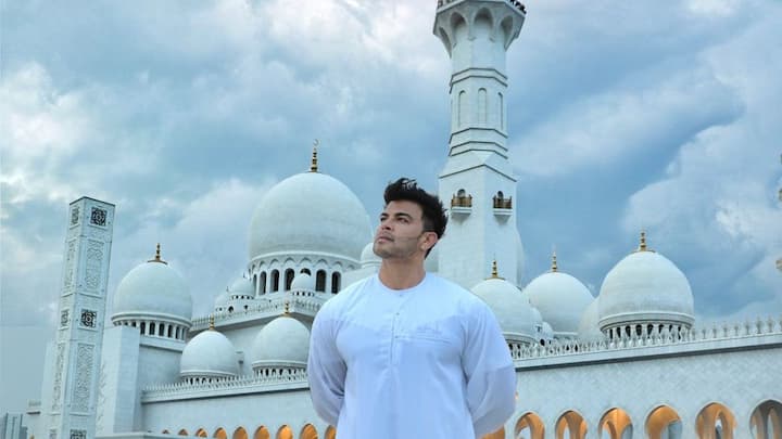 मुंबई पुलिस ने रविवार (28 अप्रैल) को महादेव बेटिंग ऐप केस में कथित संलिप्तता के लिए एक्टर साहिल खान को गिरफ्तार किया. मुंबई साइबर सेल की 'स्पेशल इंवेस्टिगेशन टीम' (SIT) ने छत्तीसगढ़ से साहिल को अरेस्ट किया है. इससे पहले बॉम्बे हाईकोर्ट ने साहिल की प्री-अरेस्ट याचिका को भी खारिज कर दिया था.