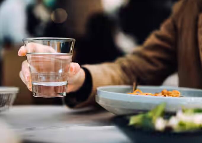 சாப்பாட்டுடன் தண்ணீர் குடிப்பது என்பது பெரும்பான்மையான நபர்களால் பார்க்கப்படும் ஒன்று. இது உங்கள் வயிற்றில் உள்ள செரிமான சாறுகளை நீர்த்துப்போகச் செய்து, உங்கள் உடலை உணவை உடைக்க கடினமாக்குகிறது.