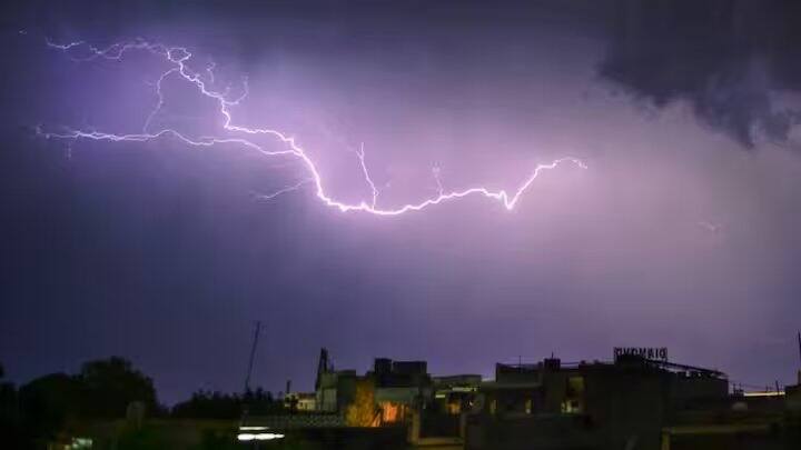 IMD અનુસાર, હિમાચલ પ્રદેશ, ઉત્તરાખંડ અને પંજાબમાં વીજળી સાથે તોફાન, 40-50 કિમી પ્રતિ કલાકની ઝડપે પવન અને કરા પડવાની સંભાવના છે. જમ્મુ-કાશ્મીર, લદ્દાખ, આસામ, મેઘાલય, નાગાલેન્ડ, મણિપુર, મિઝોરમ અને ત્રિપુરામાં તેજ પવન સાથે વીજળી પડવાની છે.