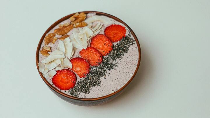 প্রোটিন, কার্বোহাইড্রেট, ফ্যাট, মিনারেলসে ভরপুর চিয়া সিডস আপনার পেট ভরিয়ে রাখবে অনেকক্ষণ। সেই সঙ্গে আপনাকে কাজের শক্তি দেবে, চাঙ্গা রাখবে। অল্প পরিশ্রমেই ক্লান্ত হতে দেবে না।