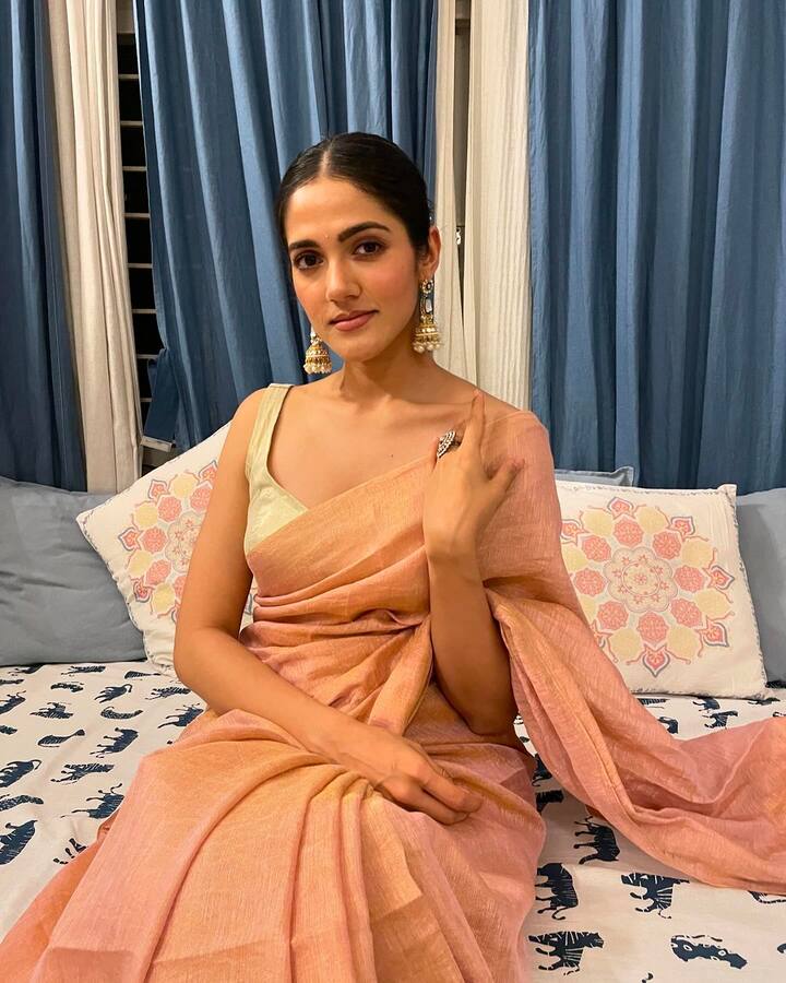 హీరోయిన్ సిమ్రాన్ చౌదరీ రస్ట్ కలర్ శారీలో అందంగా కనిపించింది. చెవులకు పెద్ద జుంకీలు, తలలో పువ్వులు పెట్టుకుని అందంగా కనిపించింది. (Images Source : Instagram/Simran Choudhary)