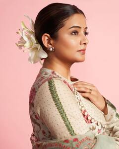 Priyamani Latest Photos : ఫ్లోరల్ డ్రెస్​లో ప్రియమణి.. కామ్​గా ఉండమంటూ క్యాప్షన్స్ ఇస్తున్న హీరోయిన్