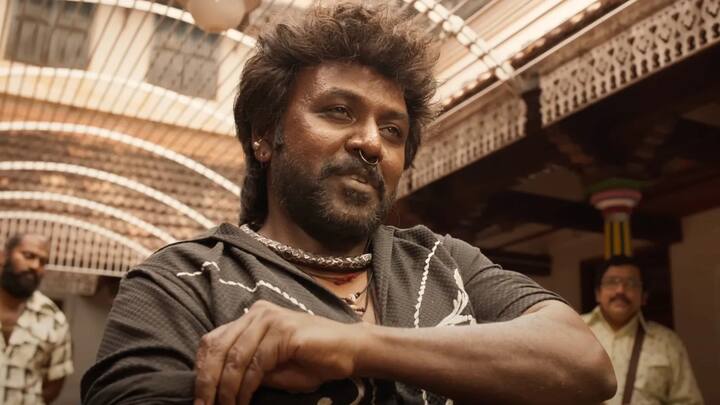 ஆரம்பக்கட்டத்தில் இயக்குநராக தன்னை காட்டிக்கொள்ளும் ரே தாசன், காலப்போக்கில் அதுவாகவே அவர் ஆகிறார். அதை அவர் விரும்புகிறார். அவருக்குள் இருக்கும் கலையும் கலைஞனும் இக்கட்டான சூழலில் வெளிவரும்படியான காட்சி இன்றியமையாதது. மலையரசி, இரத்தன குமார், செட்டாணி, ஜெயக்கொடி, பைங்கிளி, கார்மேகம், லூர்த் ஆகிய கதாபாத்திரங்களையும் வலுவாக எழுதியிருந்தார் சுப்பராஜ்.