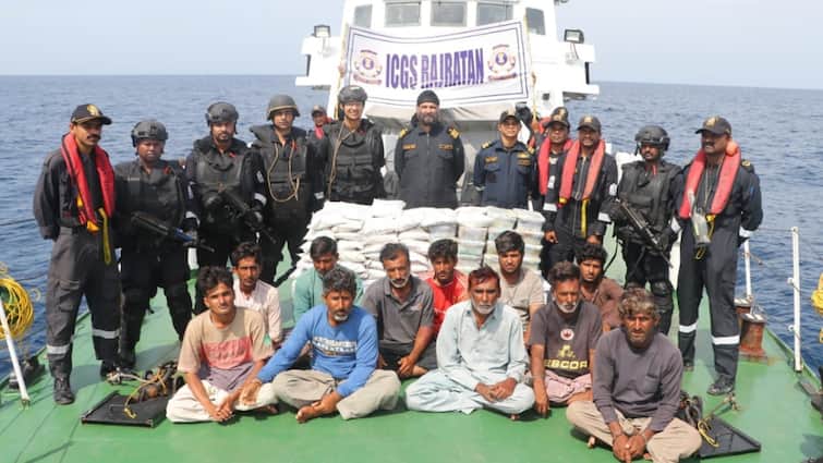 Gujarat Drugs News ATS NCB recovered drugs worth 602 crore rupees from Pakistani boat at Gujarat coast 14 arrested Indian Coast Guard Gujarat Drugs News: गुजरात तट पर पाकिस्तानी नाव से भारी मात्रा में ड्रग्स बरामद, कीमत 602 करोड़ रुपये, 14 गिरफ्तार