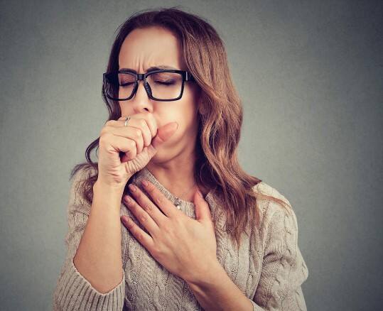 લીંબુ અને મધ પણ ઉધરસથી રાહત અપાવવામાં ખૂબ મદદરૂપ થશે. ગરમ પાણીમાં લીંબુ અને મધ ભેળવીને પીવાથી તમારા ગળાને ઘણી રાહત મળે છે. મધમાં હાજર એન્ટિ-માઈક્રોબાયલ ગુણો અને લીંબુમાં હાજર વિટામિન સી રોગપ્રતિકારક શક્તિ વધારવામાં મદદ કરે છે.